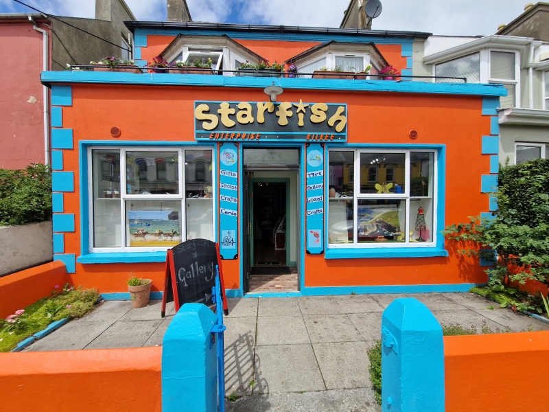 The picture shows the front of the Starfish shop in Kilkee